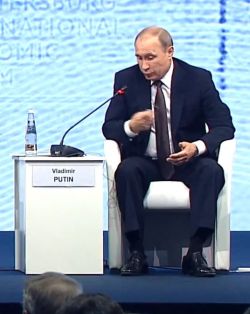 Putin na ekonomickém fóru v Petrohradě varoval USA: Jste jediná supervelmoc, ale nelezte k nám! Foto: Dmitrij Smirnov